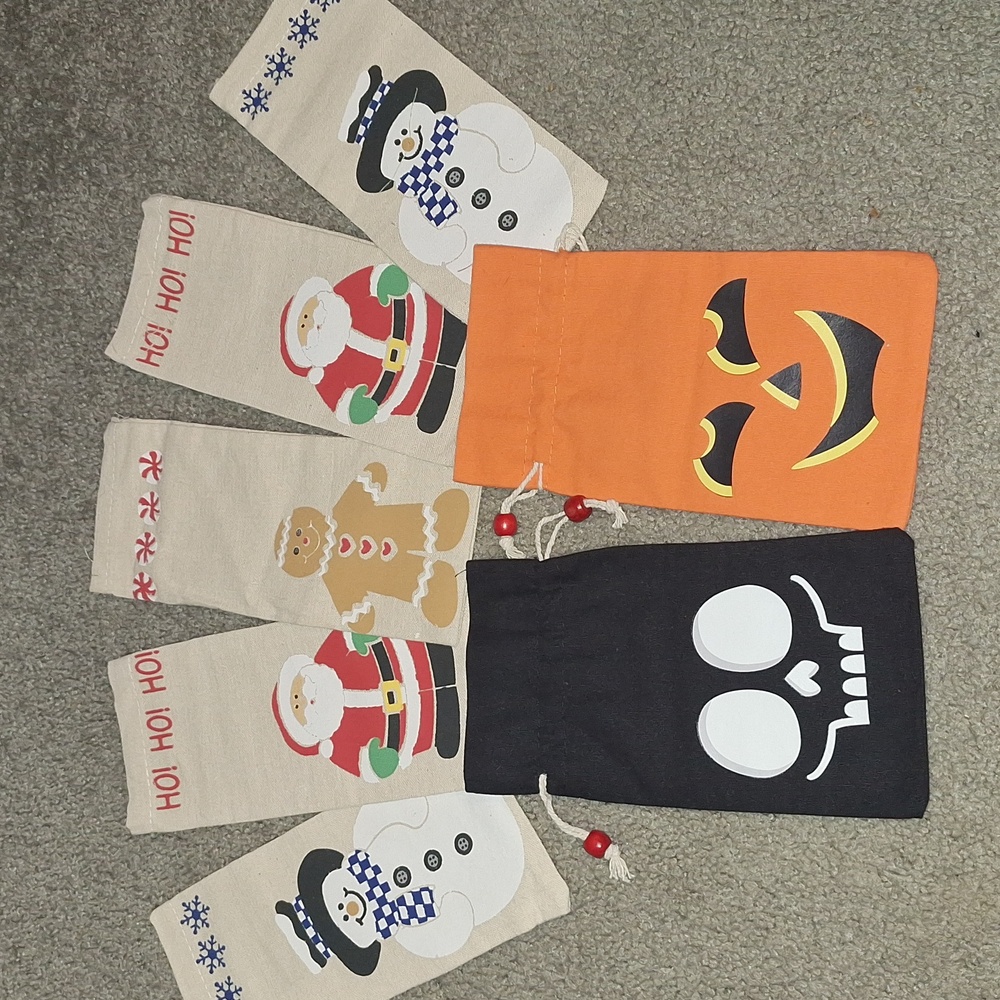*Free w/ $15* Festive Holiday Gift Bags Set